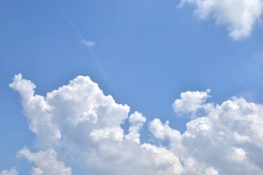 Beyaz bulutlu mavi gökyüzü. Güzel gökyüzü arkaplanı ve duvar kağıdı. Açık bir gün ve güzel bir sabah..  