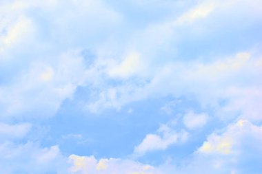 Beyaz bulutlu mavi gökyüzü. Güzel gökyüzü arkaplanı ve duvar kağıdı. Açık bir gün ve güzel bir sabah..  