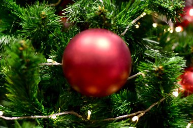 Noel Balosu 'nun Noel Ağacı' nda yakın plan tasarım ve dekorasyon için güzel arka plan, yeni yıl konsepti, seçici odak.