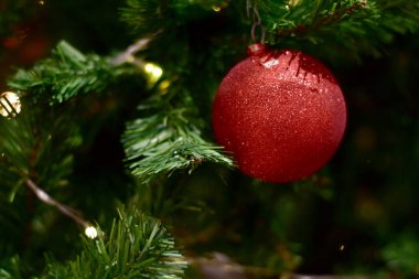 Noel Balosu 'nun Noel Ağacı' nda yakın plan tasarım ve dekorasyon için güzel arka plan, yeni yıl konsepti, seçici odak.