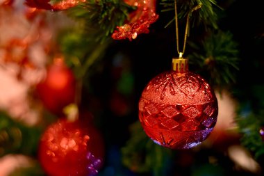 Noel Balosu 'nun Noel Ağacı' nda yakın plan tasarım ve dekorasyon için güzel arka plan, yeni yıl konsepti, seçici odak.