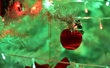 Noel Balosu 'nun Noel Ağacı' nda yakın plan tasarım ve dekorasyon için güzel arka plan, yeni yıl konsepti, seçici odak.