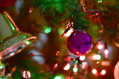 Noel Balosu 'nun Noel Ağacı' nda yakın plan tasarım ve dekorasyon için güzel arka plan, yeni yıl konsepti, seçici odak.