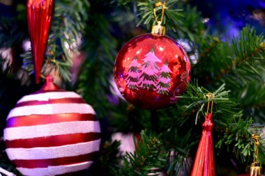 Noel Balosu 'nun Noel Ağacı' nda yakın plan tasarım ve dekorasyon için güzel arka plan, yeni yıl konsepti, seçici odak.