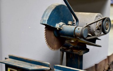 Tayland 'daki atölyeye keskin paslı bıçaklı elektrikli testerenin yakın çekimi.