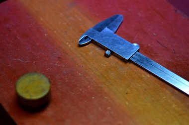 Tayland 'da elektrikli metal kaynak atölyesinde marangozla hükümdar sahnesi ve ahşap..