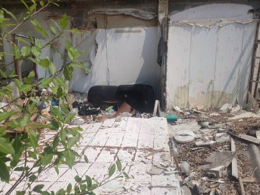 BANGKOK, THAILAND - 20 Haziran 2024: Tayland 'da inşaat halindeki eski binaların çimento parçaları yıkılıyor.