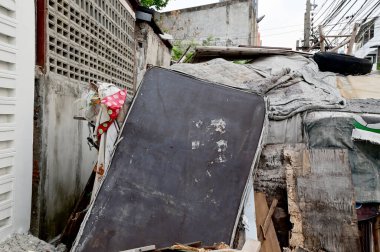 Old Black Mattress, Tayland 'da ormanın arka planında yol kenarına çöp yığılmış..