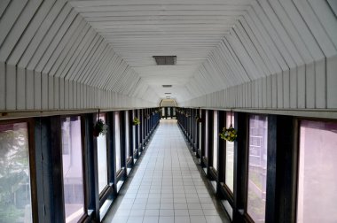 Koridorun etrafındaki lüks binalar arasındaki kapalı geçitte Tayland 'ın dışındaki manzarayı görmek için cam pencereler var..