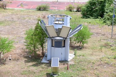 BANGKOK, THAILAND - 1 Temmuz 2024: Şehirde bahçenin merkezine güneş enerjili hava arıtma kulesi kuruldu. Konsept havayı filtrelemek ve tozu temizlemek..