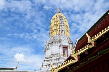 BANGKOK, THAILAND - 3 Temmuz 2024: Tayland 'da bir tapınağın çatısının parçası. Mavi Gökyüzü Arkaplanı olan bir tapınağın çatısında geleneksel Tayland tarzı desen.