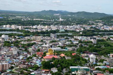 NAKHONSAWAN, THAILAND - 1 Temmuz 2024: yüksek açılı görüş, Nakhonsawan şehri ve beyaz bulutlu Tayland Budist Tapınağı. Açık bir gün ve güzel bir sabah..