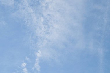 Beyaz bulutlu parlak mavi gökyüzü. Güzel gökyüzü arkaplanı ve duvar kağıdı. Açık bir gün ve güzel bir sabah..  