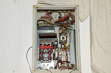 BANGKOK, THAILAND - 1 Temmuz 2024: Yangın Alarmı kontrol paneli her zaman aktif ve alarm modunda. Tayland 'daki yüksek binaların içinde, yangını her zaman önleme kavramı.