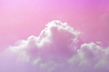 Parlak Mor ve Pembe Gök ve soyut arkaplan ve duvar kağıdıyla güzel bulutlar.