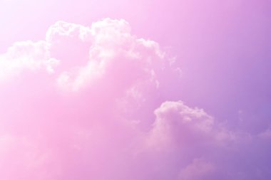 Parlak Mor ve Pembe Gök ve soyut arkaplan ve duvar kağıdıyla güzel bulutlar.