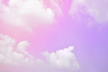 Parlak Mor ve Pembe Gök ve soyut arkaplan ve duvar kağıdıyla güzel bulutlar.