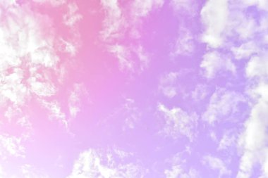 Parlak Mor ve Pembe Gök ve soyut arkaplan ve duvar kağıdıyla güzel bulutlar.