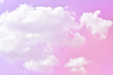 Parlak Mor Gökyüzü ve güzel bulutlar, Cadılar Bayramı gecesi, siyah şato ve siyah lamba direkleri geceleyin parlıyor..