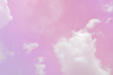 Parlak Mor Gökyüzü ve güzel bulutlar, Cadılar Bayramı gecesi, siyah şato ve siyah lamba direkleri geceleyin parlıyor..