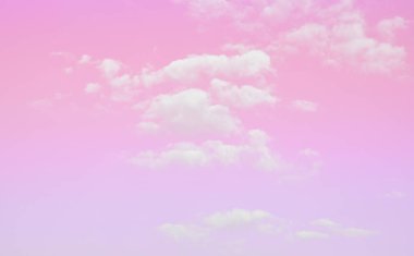 Parlak Mor Gökyüzü ve güzel bulutlar, Cadılar Bayramı gecesi, siyah şato ve siyah lamba direkleri geceleyin parlıyor..