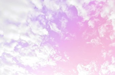 Parlak Mor Gökyüzü ve güzel bulutlar, Cadılar Bayramı gecesi, siyah şato ve siyah lamba direkleri geceleyin parlıyor..