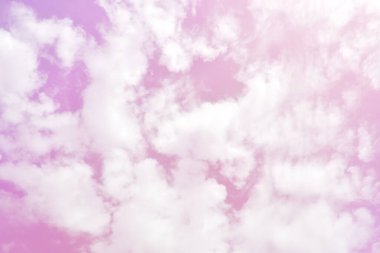 Parlak Mor Gökyüzü ve güzel bulutlar, Cadılar Bayramı gecesi, siyah şato ve siyah lamba direkleri geceleyin parlıyor..