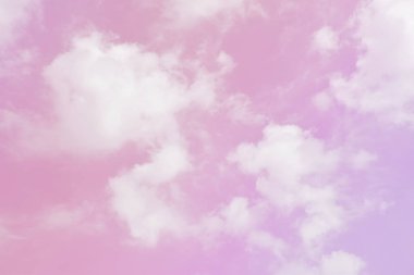 Parlak Mor Gökyüzü ve güzel bulutlar, Cadılar Bayramı gecesi, siyah şato ve siyah lamba direkleri geceleyin parlıyor..