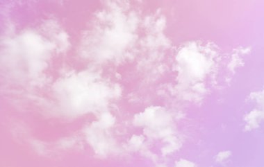 Parlak Mor Gökyüzü ve güzel bulutlar, Cadılar Bayramı gecesi, siyah şato ve siyah lamba direkleri geceleyin parlıyor..