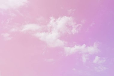 Parlak Mor Gökyüzü ve güzel bulutlar, Cadılar Bayramı gecesi, siyah şato ve siyah lamba direkleri geceleyin parlıyor..