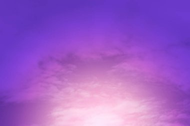 Parlak Mor Gökyüzü ve güzel bulutlar, Cadılar Bayramı gecesi, siyah şato ve siyah lamba direkleri geceleyin parlıyor..