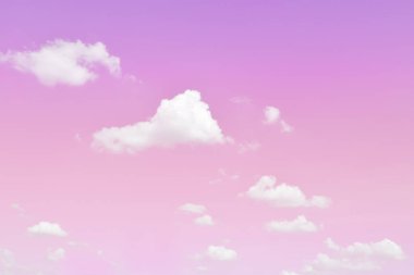 Parlak Mor ve Pembe Gök ve soyut arkaplan ve duvar kağıdıyla güzel bulutlar.