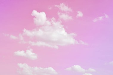 Parlak Mor ve Pembe Gök ve soyut arkaplan ve duvar kağıdıyla güzel bulutlar.