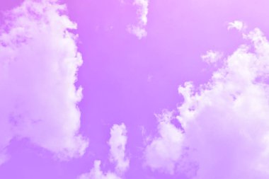 Parlak Mor ve Pembe Gök ve soyut arkaplan ve duvar kağıdıyla güzel bulutlar.
