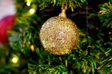 Noel Balosu 'nun Noel Ağacı' nda yakın plan tasarım ve dekorasyon için güzel arka plan, yeni yıl konsepti, seçici odak.