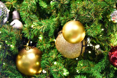 Noel Balosu 'nun Noel Ağacı' nda yakın plan tasarım ve dekorasyon için güzel arka plan, yeni yıl konsepti, seçici odak.