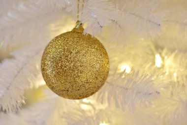 Noel Balosu 'nun Noel Ağacı' nda yakın plan tasarım ve dekorasyon için güzel arka plan, yeni yıl konsepti, seçici odak.