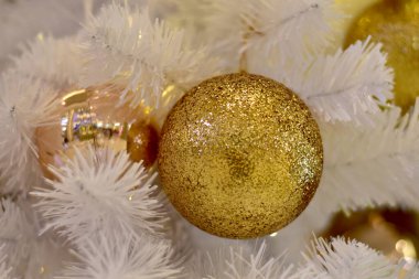 Noel Balosu 'nun Noel Ağacı' nda yakın plan tasarım ve dekorasyon için güzel arka plan, yeni yıl konsepti, seçici odak.