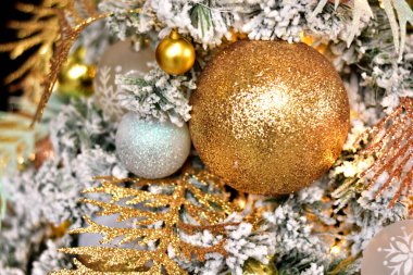 Noel Balosu 'nun Noel Ağacı' nda yakın plan tasarım ve dekorasyon için güzel arka plan, yeni yıl konsepti, seçici odak.