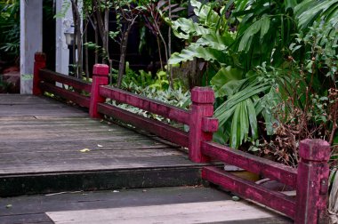 Tayland 'da doğal bir geçmişi olan Wooden Köprüsü' nün yakınında..