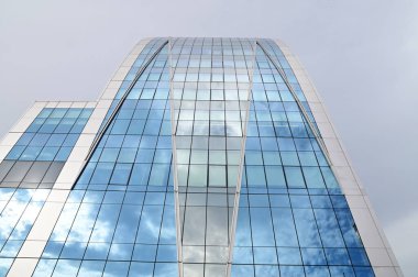 Balkonun önünde mavi camla süslenmiş lüks bir apartman dairesi. Güzellik kavramı ve Tayland 'da rahatsız hissetmemek..