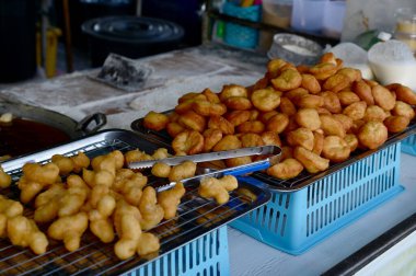 Patongko ya da Youtiao, Çin 'de yetişen, buğday unundan üretilen, çiftler halinde birleştirilip yağda kızartılmış ve sokak yemeklerinde şişene kadar pişirilen bir yemektir..