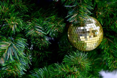 Noel Balosu 'nun Noel Ağacı' nda yakın plan tasarım ve dekorasyon için güzel arka plan, yeni yıl konsepti, seçici odak.