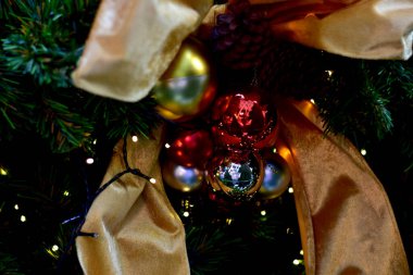 Noel Balosu 'nun Noel Ağacı' nda yakın plan tasarım ve dekorasyon için güzel arka plan, yeni yıl konsepti, seçici odak.