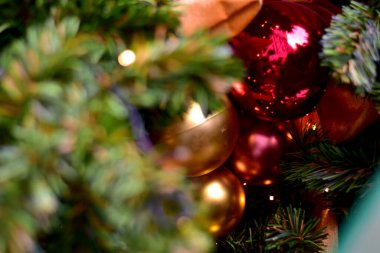 Noel Balosu 'nun Noel Ağacı' nda yakın plan tasarım ve dekorasyon için güzel arka plan, yeni yıl konsepti, seçici odak.