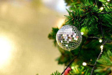 Noel Balosu 'nun Noel Ağacı' nda yakın plan tasarım ve dekorasyon için güzel arka plan, yeni yıl konsepti, seçici odak.