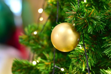 Noel Balosu 'nun Noel Ağacı' nda yakın plan tasarım ve dekorasyon için güzel arka plan, yeni yıl konsepti, seçici odak.