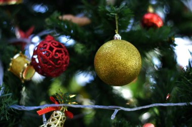 Noel Balosu 'nun Noel Ağacı' nda yakın plan tasarım ve dekorasyon için güzel arka plan, yeni yıl konsepti, seçici odak.