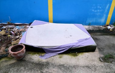 BANGKOK, THAILAND: 30 Temmuz 2024 - Tayland 'da yıkılan eski beton bir binanın kalıntılarında kalan renkli şilteler.