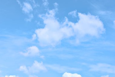 Beyaz bulutlu mavi gökyüzü. Güzel gökyüzü arkaplanı ve duvar kağıdı. Açık bir gün ve güzel bir sabah..  